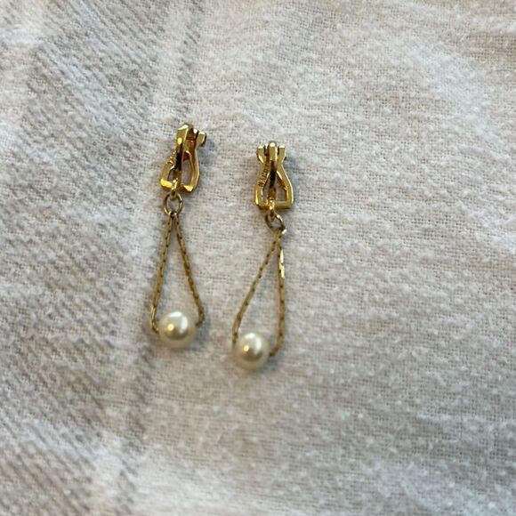 Napier mini dangle gold tone & faux pearl clip on earrings - Picture 1 of 3